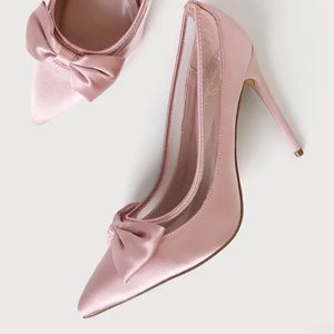 Size 9 brand new heels with pink bow. Super classy & perfect for any event